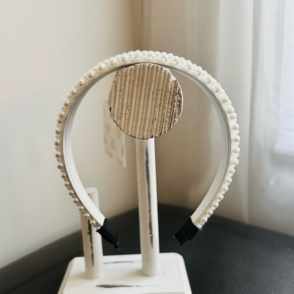 Elegant White Pearl Headband - Picture 3 of 6